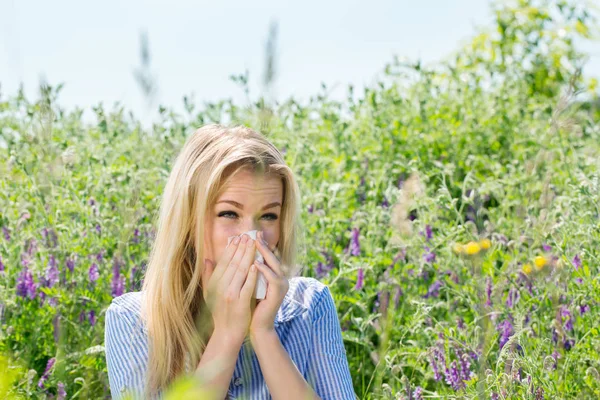 Lány szenved a szezonális allergia — Stock Fotó
