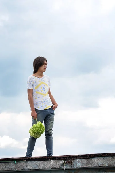 Triste ragazzo con un bouquet — Foto Stock
