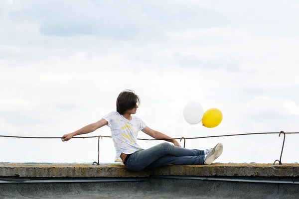 Balonlar ile adam — Stok fotoğraf