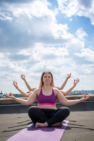 Multi-handed goddess Kali — Stock Photo, Image