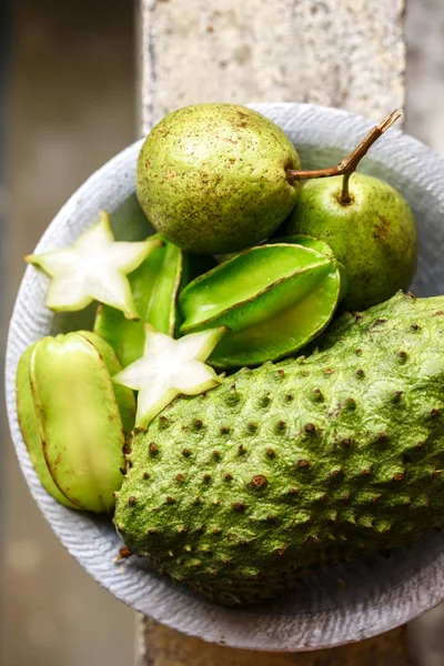 Exotisch fruit op een metalen plaat, close-up — Stockfoto