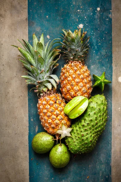 Ananas und grüne Früchte — Stockfoto