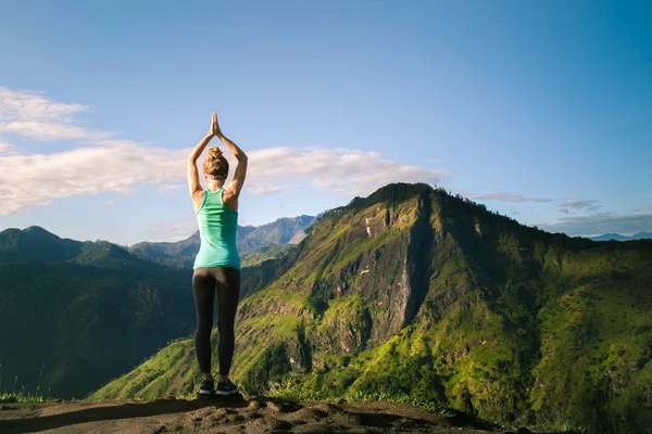 Chica haciendo ejercicios de energía —  Fotos de Stock