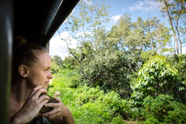 Bir kadın bir tren seyahat