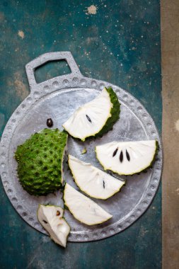 guanabana parçalar halinde kesilmiş