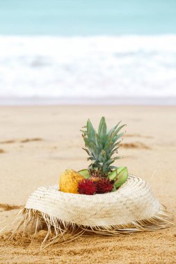 Meyve ile büyük şapka