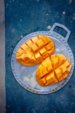 Metal bir plaka üzerinde sulu, olgun mango