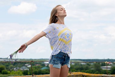 Elleri açık bir kız