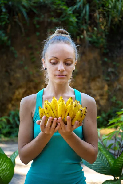 Chica con mini plátanos — Foto de Stock