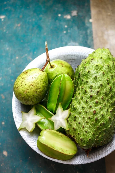 Exotisch fruit op een plaat — Stockfoto