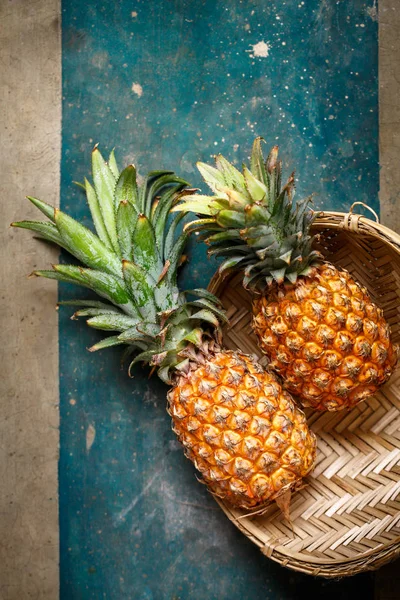 Zwei Ananas in einem Korb — Stockfoto