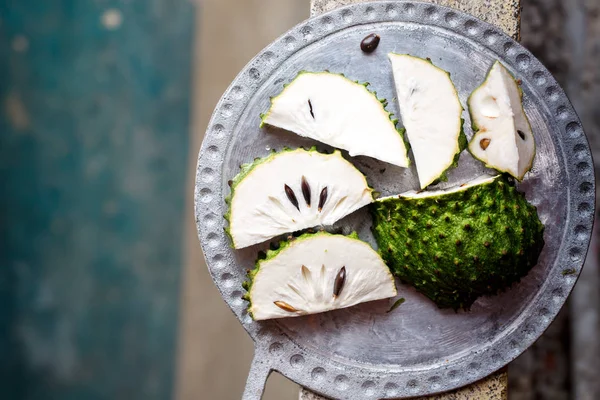 Guanabana tagliata a pezzi, primo piano — Foto Stock