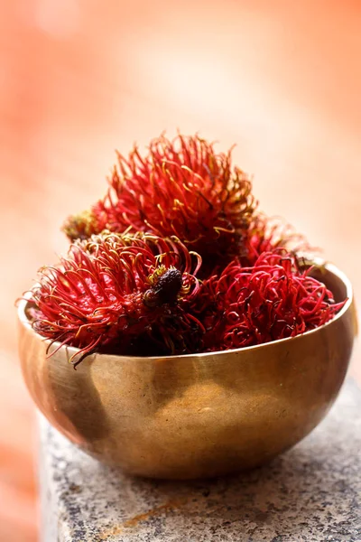 Rambutan em uma tigela de cobre — Fotografia de Stock