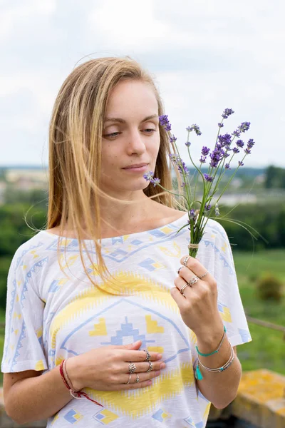 Dívka se dívá na kytice — Stock fotografie