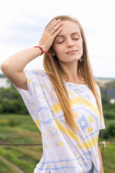 Flicka med slutna ögon händer — Stockfoto