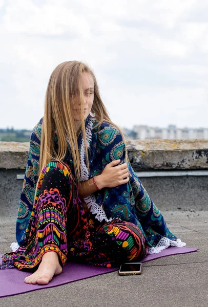 Mujer cubierta con una alfombra — Foto de Stock