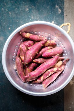 Bir kevgir içinde mor tatlı patates