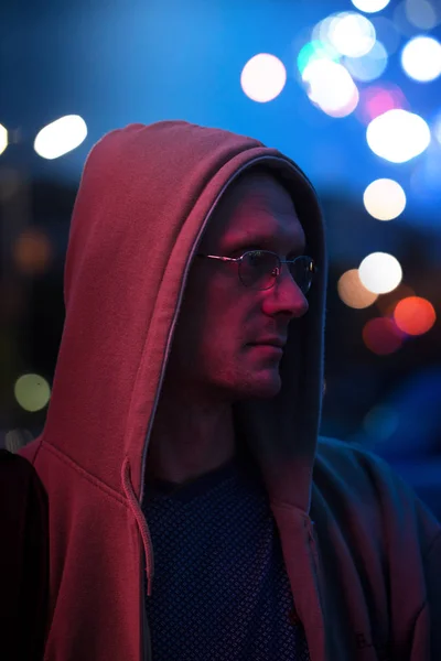 Un hombre a la luz de una linterna roja —  Fotos de Stock