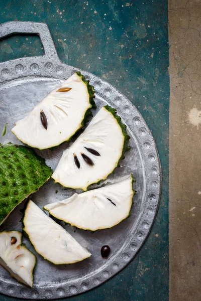 Guanabana de frutas cortada en trozos, primer plano —  Fotos de Stock