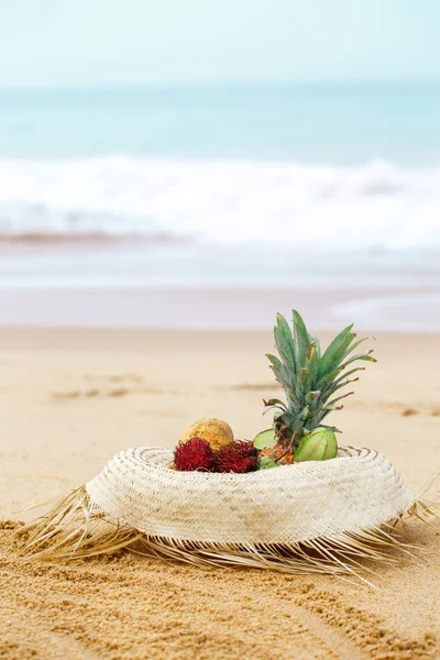 meyve ile hasır şapka