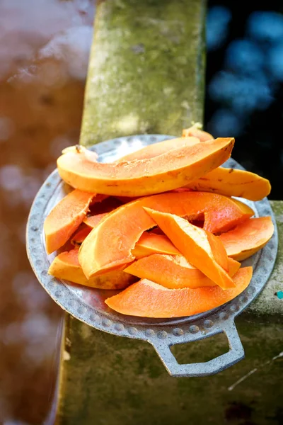 Papaya affettata sul piatto — Foto Stock