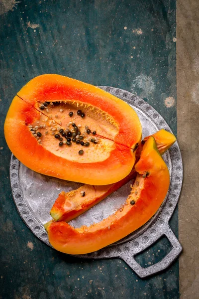 Juicy papaya on a tray — Stock Photo, Image