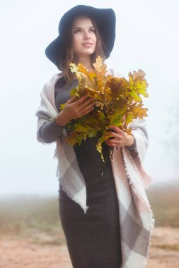 Romantik kız bir dağ evi