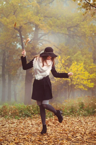 The girl dances — Stock Photo, Image