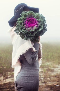 Kadın onun yüz lahana ile kaplı