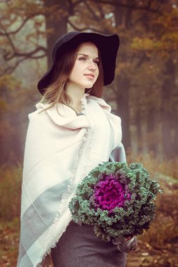 Bir kız bir lahana ile portresi