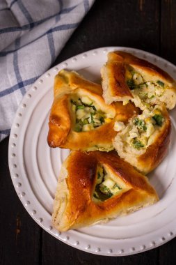 Yumurta ve soğan ile kırık pasta