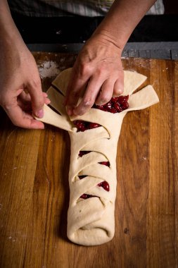 Bir kadın bir rulo dönüyor