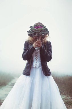 Gelin onun yüz kaplı