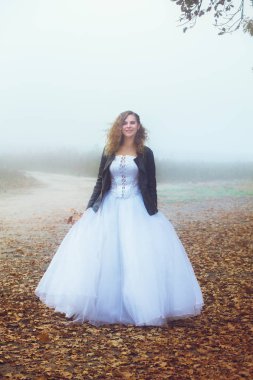 Bir ağacın altında neşeli gelin