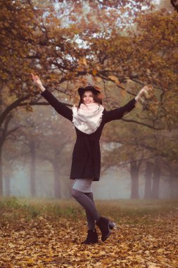 mutlu kız yaprakları atar