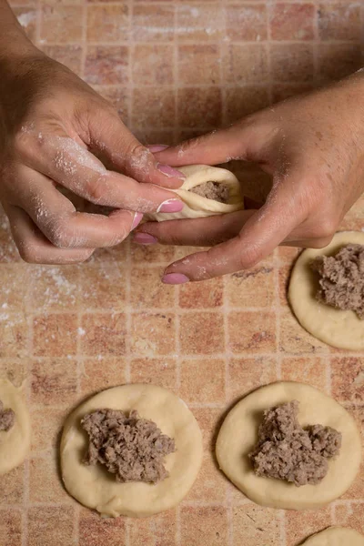 Mujer esculpe albóndigas — Foto de Stock