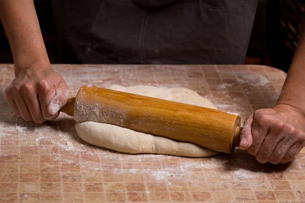 Una mujer hace rodar una pasta — Foto de Stock