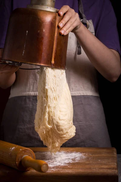 Женщина выливает тесто из миски хлебопека — стоковое фото