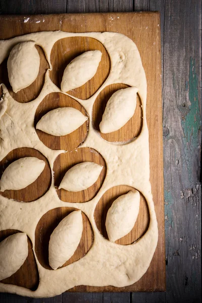 Tartas en una tabla de madera — Foto de Stock