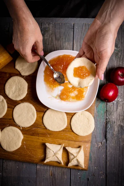 Mujer haciendo pasteles con mermelada de manzana — Foto de Stock