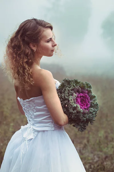 Портрет невесты с букетом капусты — стоковое фото