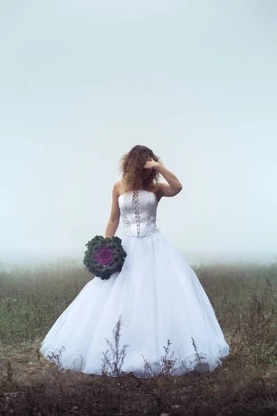 Die Braut bedeckte ihr Gesicht — Stockfoto