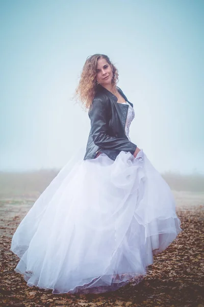 Невеста на осеннем туманном поле — стоковое фото