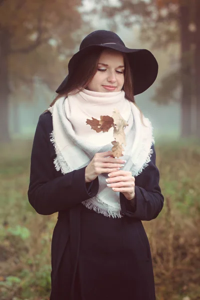 Romantic girl in a hat — Stock Photo, Image