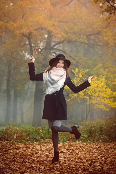 La fille danse en automne dans la forêt — Photo