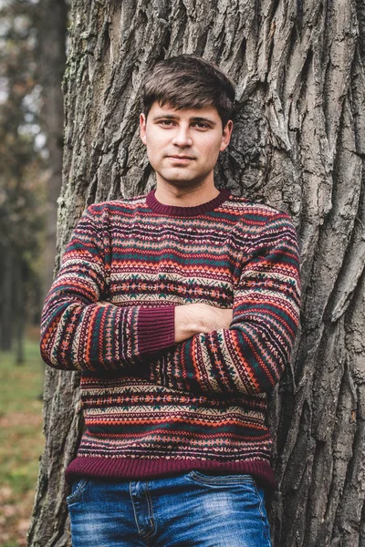 Schöner junger Mann im Strickpullover — Stockfoto