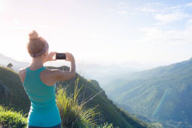 Bir kadın fotoğraf çeker