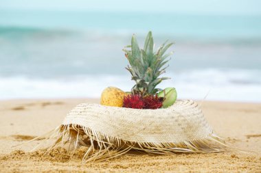 Meyve ile büyük hasır şapka