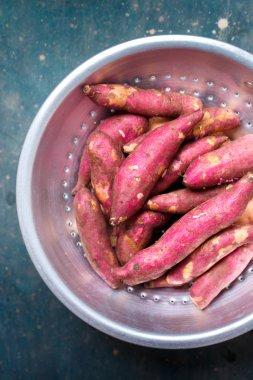 tatlı patates bir kevgir içinde