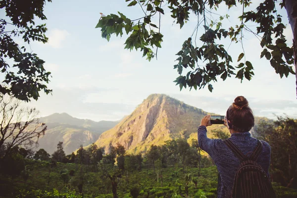 Kız turist Sri Lanka dağlarda fotoğraf çekimi — Stok fotoğraf